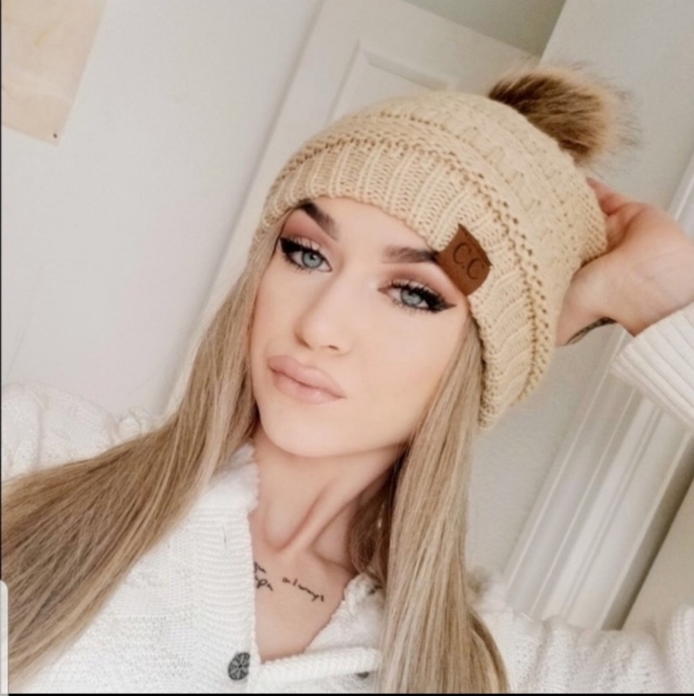 Beign Pom Beanie - Picture 2 of 3